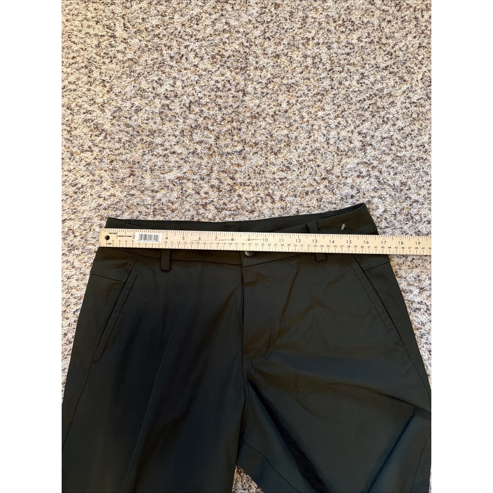 Lululemon Shorts Men's Sz 34 Light Green 10" Inseam Polyester Great Condition - Picture 6 of 9